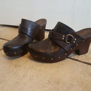 Brown korks clogs